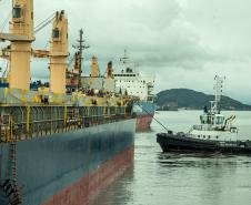 O Porto de Antonina está apto para receber navios com maior capacidade de carga. O calado operacional do canal de acesso ao terminal passa de 8 para 8,5 metros. Essa é a profundidade em que as embarcações podem ficar submersas na água, ao navegar para entrar ou sair do terminal.