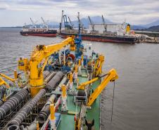 O Porto de Antonina está apto para receber navios com maior capacidade de carga. O calado operacional do canal de acesso ao terminal passa de 8 para 8,5 metros. Essa é a profundidade em que as embarcações podem ficar submersas na água, ao navegar para entrar ou sair do terminal.