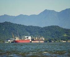 O Porto de Antonina está apto para receber navios com maior capacidade de carga. O calado operacional do canal de acesso ao terminal passa de 8 para 8,5 metros. Essa é a profundidade em que as embarcações podem ficar submersas na água, ao navegar para entrar ou sair do terminal.