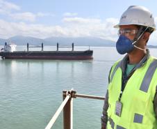 Neste dia 1º de maio, Dia do Trabalhador, a Portos do Paraná destaca a importância do trabalho portuário para a manutenção de diversas atividades econômicas no Estado, direta ou indiretamente. Para marcar a data, a empresa pública lembra do esforço dos trabalhadores dos portos de Paranaguá e Antonina em seguir atuando, durante a pandemia, para garantir a geração de emprego e renda em toda a cadeia logística.