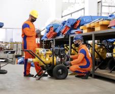 Neste dia 1º de maio, Dia do Trabalhador, a Portos do Paraná destaca a importância do trabalho portuário para a manutenção de diversas atividades econômicas no Estado, direta ou indiretamente. Para marcar a data, a empresa pública lembra do esforço dos trabalhadores dos portos de Paranaguá e Antonina em seguir atuando, durante a pandemia, para garantir a geração de emprego e renda em toda a cadeia logística.