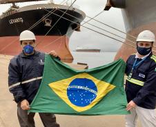 Neste dia 1º de maio, Dia do Trabalhador, a Portos do Paraná destaca a importância do trabalho portuário para a manutenção de diversas atividades econômicas no Estado, direta ou indiretamente. Para marcar a data, a empresa pública lembra do esforço dos trabalhadores dos portos de Paranaguá e Antonina em seguir atuando, durante a pandemia, para garantir a geração de emprego e renda em toda a cadeia logística.