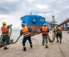 Neste dia 1º de maio, Dia do Trabalhador, a Portos do Paraná destaca a importância do trabalho portuário para a manutenção de diversas atividades econômicas no Estado, direta ou indiretamente. Para marcar a data, a empresa pública lembra do esforço dos trabalhadores dos portos de Paranaguá e Antonina em seguir atuando, durante a pandemia, para garantir a geração de emprego e renda em toda a cadeia logística.