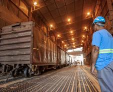 Neste dia 1º de maio, Dia do Trabalhador, a Portos do Paraná destaca a importância do trabalho portuário para a manutenção de diversas atividades econômicas no Estado, direta ou indiretamente. Para marcar a data, a empresa pública lembra do esforço dos trabalhadores dos portos de Paranaguá e Antonina em seguir atuando, durante a pandemia, para garantir a geração de emprego e renda em toda a cadeia logística.