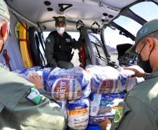 Ação conjunta da Portos do Paraná, Defesa Civil e batalhão aéreo da Polícia Militar entregou cestas básicas em comunidades extremamente isoladas.