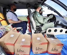 Ação conjunta da Portos do Paraná, Defesa Civil e batalhão aéreo da Polícia Militar entregou cestas básicas em comunidades extremamente isoladas.