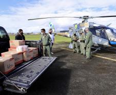 Ação conjunta da Portos do Paraná, Defesa Civil e batalhão aéreo da Polícia Militar entregou cestas básicas em comunidades extremamente isoladas.