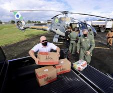 Ação conjunta da Portos do Paraná, Defesa Civil e batalhão aéreo da Polícia Militar entregou cestas básicas em comunidades extremamente isoladas.