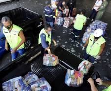 Ação conjunta da Portos do Paraná, Defesa Civil e batalhão aéreo da Polícia Militar entregou cestas básicas em comunidades extremamente isoladas.