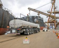 Todo óleo usado dos navios, recolhido no Porto de Paranaguá, tem como destino a reciclagem. A coleta do resíduo oleoso das embarcações é um dos serviços de apoio essenciais para a atividade portuária. 