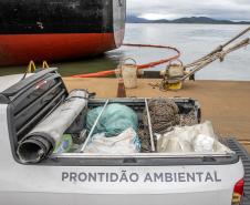 Todo óleo usado dos navios, recolhido no Porto de Paranaguá, tem como destino a reciclagem. A coleta do resíduo oleoso das embarcações é um dos serviços de apoio essenciais para a atividade portuária. 