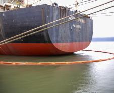 Todo óleo usado dos navios, recolhido no Porto de Paranaguá, tem como destino a reciclagem. A coleta do resíduo oleoso das embarcações é um dos serviços de apoio essenciais para a atividade portuária. 