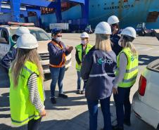 A primeira etapa de aplicação será a partir das 7 horas da manhã, em toda faixa primária, incluindo o Terminal de Contêineres de Paranaguá (TCP). A segunda etapa acontece de três a cinco dias depois. Portuários em atividade devem utilizar máscara e óculos de proteção e não manipular ou consumir alimentos.