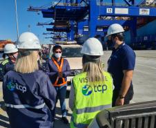 A primeira etapa de aplicação será a partir das 7 horas da manhã, em toda faixa primária, incluindo o Terminal de Contêineres de Paranaguá (TCP). A segunda etapa acontece de três a cinco dias depois. Portuários em atividade devem utilizar máscara e óculos de proteção e não manipular ou consumir alimentos.