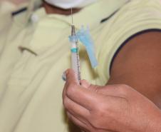 Antonina, Paranaguá e São José dos Pinhais foram os municípios contemplados com as doses. O secretário de Estado da Saúde, Beto Preto, acompanhou o início da imunização destes profissionais no Centro de Vacinação de Paranaguá.