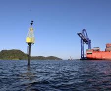 Empresa pública finaliza nesta semana a implantação de boias articuladas de sinalização náutica no Canal do Surdinho, acesso alternativo ao Porto de Paranaguá.