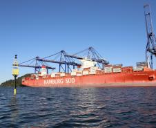 Empresa pública finaliza nesta semana a implantação de boias articuladas de sinalização náutica no Canal do Surdinho, acesso alternativo ao Porto de Paranaguá.