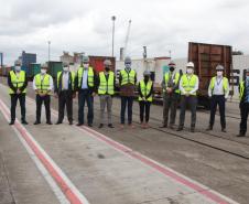 Representantes do Governo Federal visitaram nesta terça-feira (22) o Porto de Paranaguá para conhecer a estrutura de armazenagem e embarque. Os técnicos avaliam as melhores alternativas para o acesso à cidade a partir da construção da Nova Ferroeste.