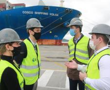 Representantes do Governo Federal visitaram nesta terça-feira (22) o Porto de Paranaguá para conhecer a estrutura de armazenagem e embarque. Os técnicos avaliam as melhores alternativas para o acesso à cidade a partir da construção da Nova Ferroeste.