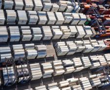 A exportação é possível graças ao uso de contêineres refrigerados, que mantêm a temperatura ideal durante toda a viagem, que dura cerca de 15 dias. O Porto de Paranaguá possui hoje a maior estrutura para este tipo de transporte, em toda a América Latina. 