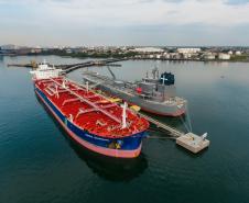 Mais um grande navio do segmento de granéis líquidos opera no Porto de Paranaguá. Atracado no píer privativo da Cattalini Terminais Marítimos, o Hafnia Guangzhou descarrega óleo Diesel, vindo dos Estados Unidos. A embarcação de bandeira maltesa tem 228,39 metros de comprimento (LOA) e 38,04 metros de largura (boca).
