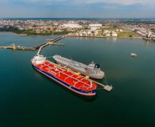 Mais um grande navio do segmento de granéis líquidos opera no Porto de Paranaguá. Atracado no píer privativo da Cattalini Terminais Marítimos, o Hafnia Guangzhou descarrega óleo Diesel, vindo dos Estados Unidos. A embarcação de bandeira maltesa tem 228,39 metros de comprimento (LOA) e 38,04 metros de largura (boca).