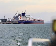 Mais um grande navio do segmento de granéis líquidos opera no Porto de Paranaguá. Atracado no píer privativo da Cattalini Terminais Marítimos, o Hafnia Guangzhou descarrega óleo Diesel, vindo dos Estados Unidos. A embarcação de bandeira maltesa tem 228,39 metros de comprimento (LOA) e 38,04 metros de largura (boca).