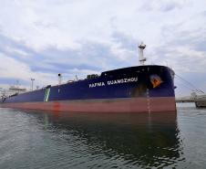Mais um grande navio do segmento de granéis líquidos opera no Porto de Paranaguá. Atracado no píer privativo da Cattalini Terminais Marítimos, o Hafnia Guangzhou descarrega óleo Diesel, vindo dos Estados Unidos. A embarcação de bandeira maltesa tem 228,39 metros de comprimento (LOA) e 38,04 metros de largura (boca).