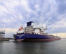 Mais um grande navio do segmento de granéis líquidos opera no Porto de Paranaguá. Atracado no píer privativo da Cattalini Terminais Marítimos, o Hafnia Guangzhou descarrega óleo Diesel, vindo dos Estados Unidos. A embarcação de bandeira maltesa tem 228,39 metros de comprimento (LOA) e 38,04 metros de largura (boca).