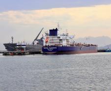 Mais um grande navio do segmento de granéis líquidos opera no Porto de Paranaguá. Atracado no píer privativo da Cattalini Terminais Marítimos, o Hafnia Guangzhou descarrega óleo Diesel, vindo dos Estados Unidos. A embarcação de bandeira maltesa tem 228,39 metros de comprimento (LOA) e 38,04 metros de largura (boca).
