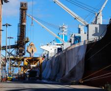 O movimento histórico na importação nacional de fertilizantes refletiu no volume desembarcado pelos portos paranaenses. Principais portas de entrada do produto no Brasil, nunca se importou tanto adubo pelos portos de Paranaguá e Antonina quanto no primeiro semestre do ano: 5.197.527 toneladas.