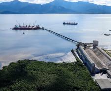 O movimento histórico na importação nacional de fertilizantes refletiu no volume desembarcado pelos portos paranaenses. Principais portas de entrada do produto no Brasil, nunca se importou tanto adubo pelos portos de Paranaguá e Antonina quanto no primeiro semestre do ano: 5.197.527 toneladas.