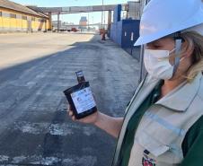 Com o apoio da Diretoria de Meio Ambiente da Portos do Paraná, a equipe da 1ª Regional de Saúde do Estado segue intensificando os trabalhos de prevenção à dengue no cais do Porto de Paranaguá. Nesta semana, 17 armadilhas foram instaladas, de ponta a ponta, para capturar e tentar identificar a presença de ovos do mosquito Aedes aegypti.