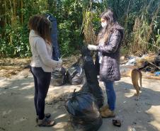 Além do benefício da limpeza desse importante ecossistema, a atividade integra as pessoas das comunidades de forma a despertar a consciência e o engajamento quanto à preservação.