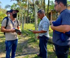 Equipes da Portos do Paraná e do Consórcio BOSKALIS/ FABIO BRUNO/ SLI/ DEC realizaram, ao longo dos últimos dias, a visitação de comunidades insulares para explicar a obra de dragagem por derrocamento, que acontecerá em breve no Porto de Paranaguá. Os profissionais foram de porta em porta, em casas e comércios, para conversar com moradores locais sobre como acontecerá a remoção de um pequeno pedaço do maciço rochoso conhecido como Pedra da Palangana. 