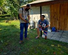 Equipes da Portos do Paraná e do Consórcio BOSKALIS/ FABIO BRUNO/ SLI/ DEC realizaram, ao longo dos últimos dias, a visitação de comunidades insulares para explicar a obra de dragagem por derrocamento, que acontecerá em breve no Porto de Paranaguá. Os profissionais foram de porta em porta, em casas e comércios, para conversar com moradores locais sobre como acontecerá a remoção de um pequeno pedaço do maciço rochoso conhecido como Pedra da Palangana. 