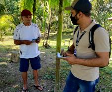 Equipes da Portos do Paraná e do Consórcio BOSKALIS/ FABIO BRUNO/ SLI/ DEC realizaram, ao longo dos últimos dias, a visitação de comunidades insulares para explicar a obra de dragagem por derrocamento, que acontecerá em breve no Porto de Paranaguá. Os profissionais foram de porta em porta, em casas e comércios, para conversar com moradores locais sobre como acontecerá a remoção de um pequeno pedaço do maciço rochoso conhecido como Pedra da Palangana. 