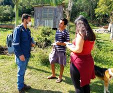 Equipes da Portos do Paraná e do Consórcio BOSKALIS/ FABIO BRUNO/ SLI/ DEC realizaram, ao longo dos últimos dias, a visitação de comunidades insulares para explicar a obra de dragagem por derrocamento, que acontecerá em breve no Porto de Paranaguá. Os profissionais foram de porta em porta, em casas e comércios, para conversar com moradores locais sobre como acontecerá a remoção de um pequeno pedaço do maciço rochoso conhecido como Pedra da Palangana. 