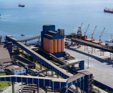 Investimentos públicos e de empresas privada fazem com que o Porto de Paranaguá se expanda no setor a oeste do cais. São obras iniciadas nos últimos meses, que somam R$ 412,7 milhões e são realizadas pela empresa pública Portos do Paraná e pela Pasa, CAP e Klabin. Esses investimentos vão aumentar a produtividade dos embarques e desembarques de cargas naquela parte do cais.