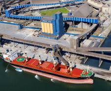 Investimentos públicos e de empresas privada fazem com que o Porto de Paranaguá se expanda no setor a oeste do cais. São obras iniciadas nos últimos meses, que somam R$ 412,7 milhões e são realizadas pela empresa pública Portos do Paraná e pela Pasa, CAP e Klabin. Esses investimentos vão aumentar a produtividade dos embarques e desembarques de cargas naquela parte do cais.