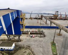 Investimentos públicos e de empresas privada fazem com que o Porto de Paranaguá se expanda no setor a oeste do cais. São obras iniciadas nos últimos meses, que somam R$ 412,7 milhões e são realizadas pela empresa pública Portos do Paraná e pela Pasa, CAP e Klabin. Esses investimentos vão aumentar a produtividade dos embarques e desembarques de cargas naquela parte do cais.