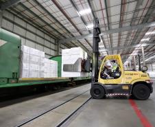 A participação do modal ferroviário no transporte dos produtos, nos sete meses deste ano, está 29,5% maior do que o mesmo período de 2020. No ano passado, das 33,3 milhões de toneladas importadas e exportadas, 14,9% (4,97 milhões de toneladas) foram transportadas em trens.   