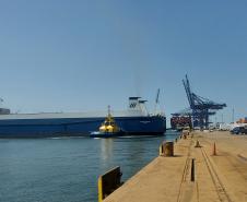 Navio atraca perpendicular ao cais e chama atenção no Porto de Paranaguá