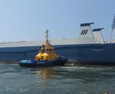 Navio atraca perpendicular ao cais e chama atenção no Porto de Paranaguá