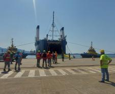 Navio atraca perpendicular ao cais e chama atenção no Porto de Paranaguá