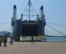 Navio atraca perpendicular ao cais e chama atenção no Porto de Paranaguá