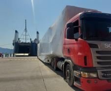 Navio atraca perpendicular ao cais e chama atenção no Porto de Paranaguá