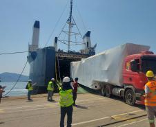 Navio atraca perpendicular ao cais e chama atenção no Porto de Paranaguá