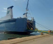 Navio atraca perpendicular ao cais e chama atenção no Porto de Paranaguá