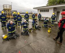 Turma com integrantes da Unidade Administrativa de Segurança Portuária participou de 40 horas de curso de combate a incêndios e primeiros socorros para atuação no Porto de Paranaguá.